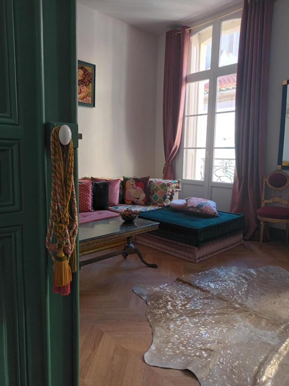 un salon avec un canapé et une fenêtre dans l'établissement Chez Gertrude, à Perpignan