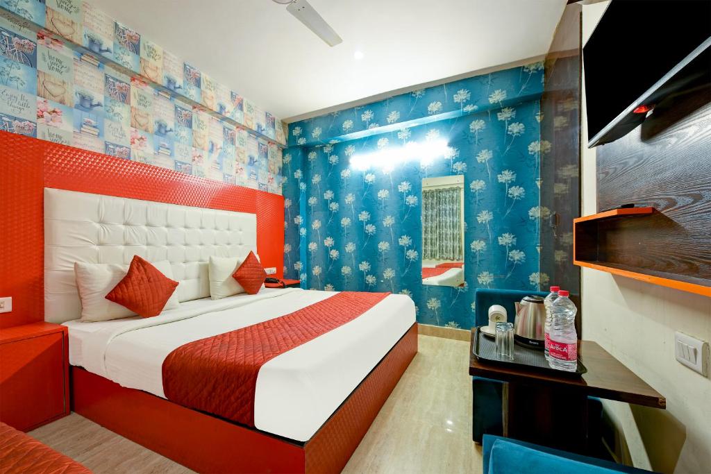 una camera d'albergo con letto e TV di Airport Hotel Square Plaza a Nuova Delhi