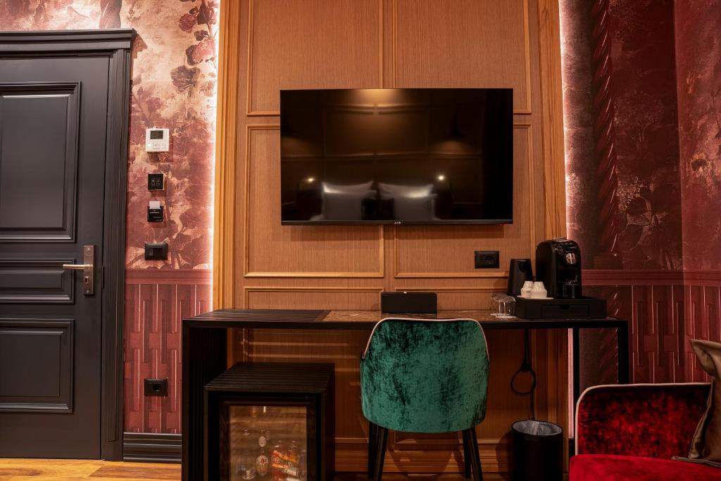 TV a/nebo společenská místnost v ubytování Art Gallery Boutique Hotel