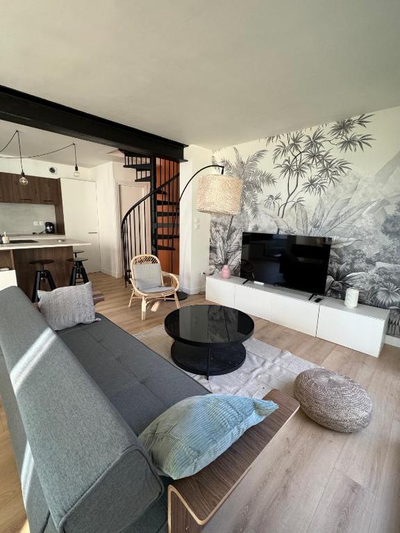 un salon avec un canapé et une table dans l'établissement Elégante maison de ville rénovée, à Toulouse