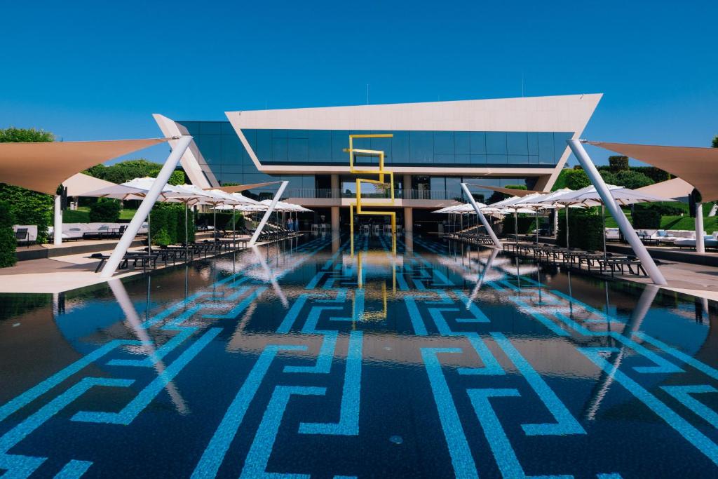 Piscina a SunRay Resort&Spa o a prop