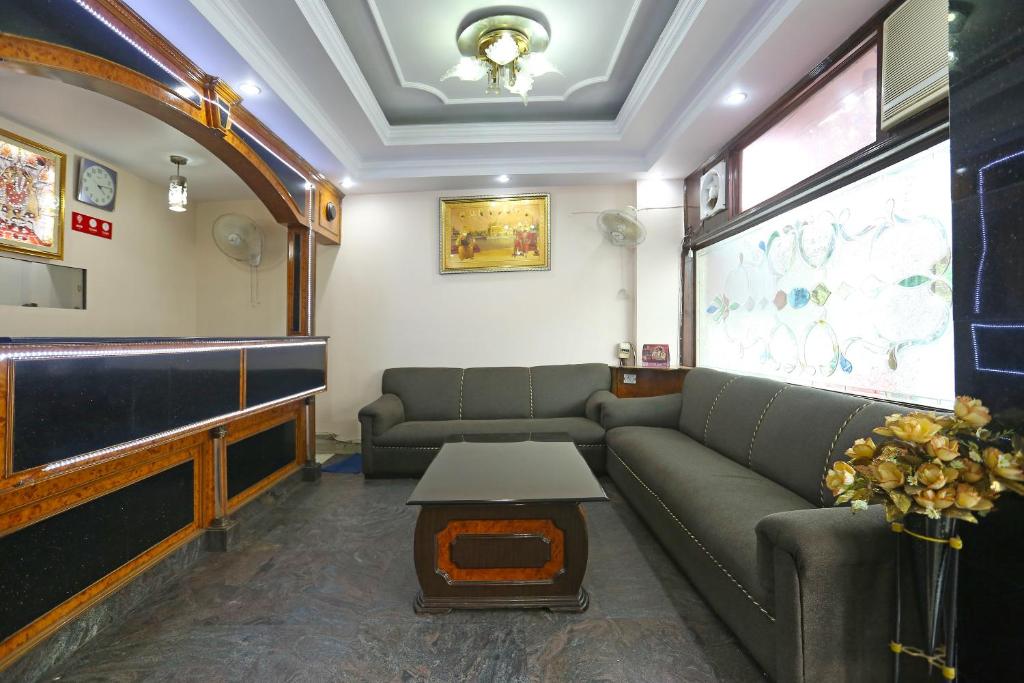 sala de estar con sofá y mesa en OYO Hotel Gold Palace, en Nueva Delhi