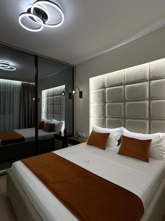Ένα ή περισσότερα κρεβάτια σε δωμάτιο στο Gold Luxury House Durres