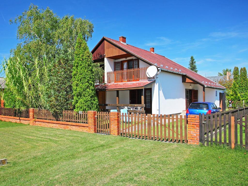 dom z drewnianym płotem i ogródkiem w obiekcie Holiday Home Betula by Interhome w mieście Balatonmáriafürdő