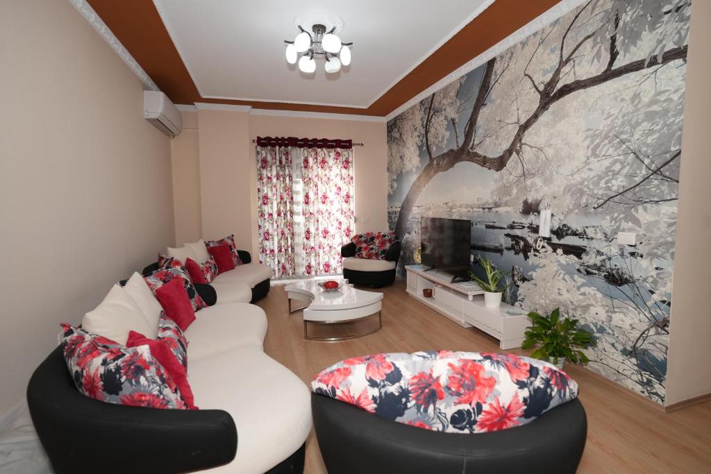 uma sala de estar com dois sofás e uma televisão em “apHEARTment Gjirokastra” em Gjirokastër