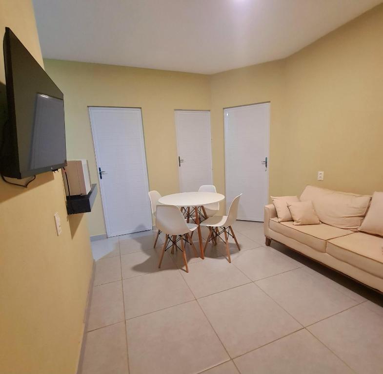 een woonkamer met een bank en een tafel bij Apartamento Praia do Prea in Jericoacoara