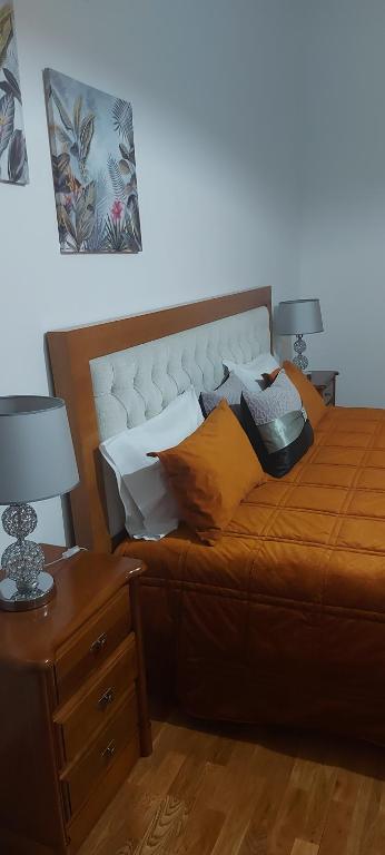 Un dormitorio con una cama con almohadas. en CoraçãoD´Ouro en Torre de Moncorvo