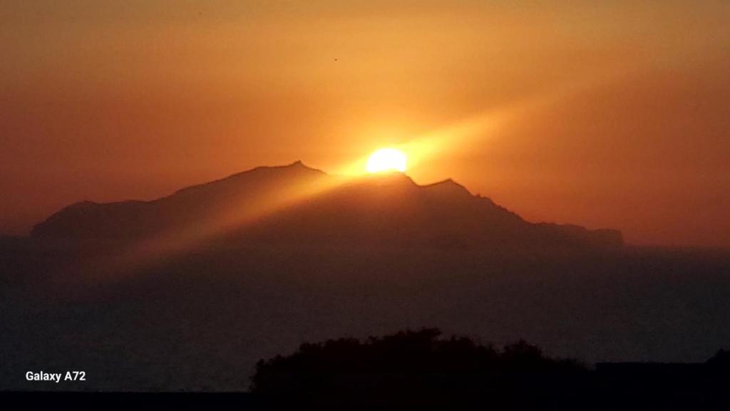 un tramonto sulla cima di una montagna di Résidence Dar Mariem a El Haouaria