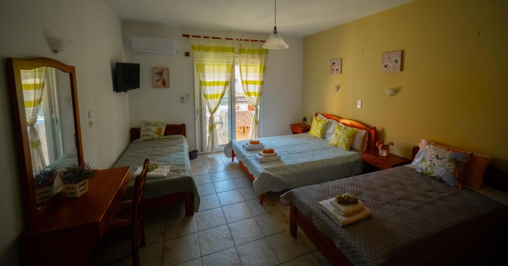 Postel nebo postele na pokoji v ubytování Aegli Hotel Studios