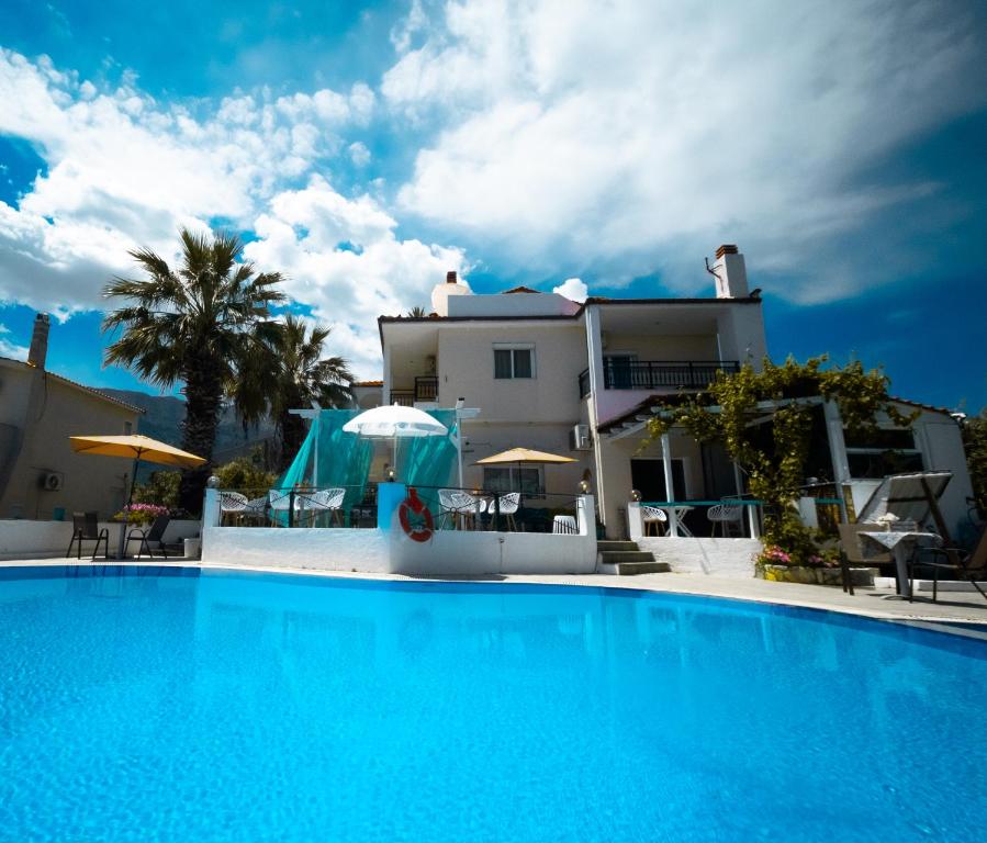 Bazén v ubytování Aegli Hotel Studios nebo v jeho okolí