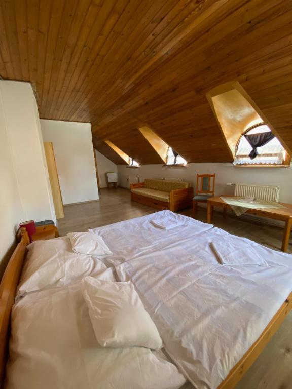 Postel nebo postele na pokoji v ubytování Katalinkert Panzió