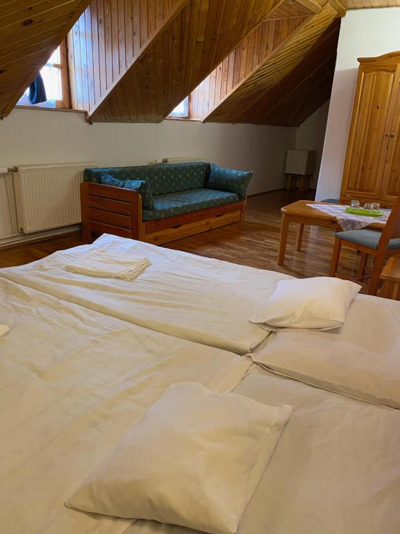 Postel nebo postele na pokoji v ubytování Katalinkert Panzió