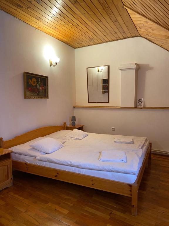 Postel nebo postele na pokoji v ubytování Katalinkert Panzió