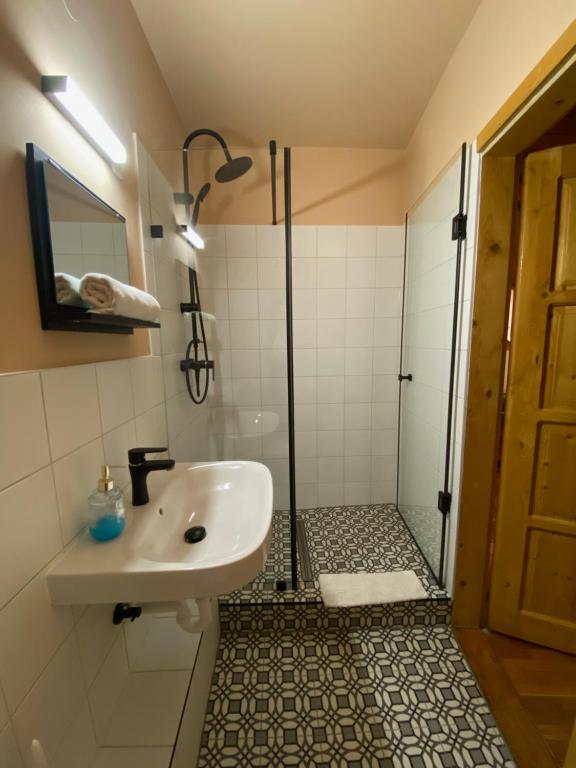 Koupelna v ubytování Katalinkert Panzió