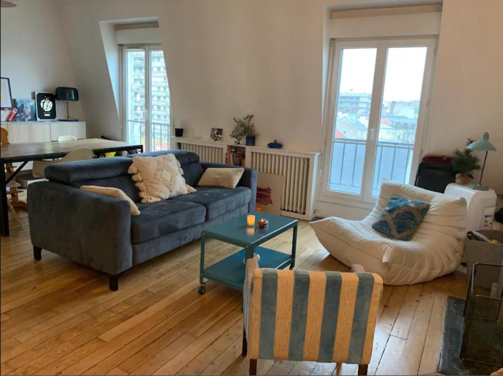 un salon avec un canapé et une table dans l'établissement Cosy 10 min Paris, 30 min Disneyland, à Vincennes