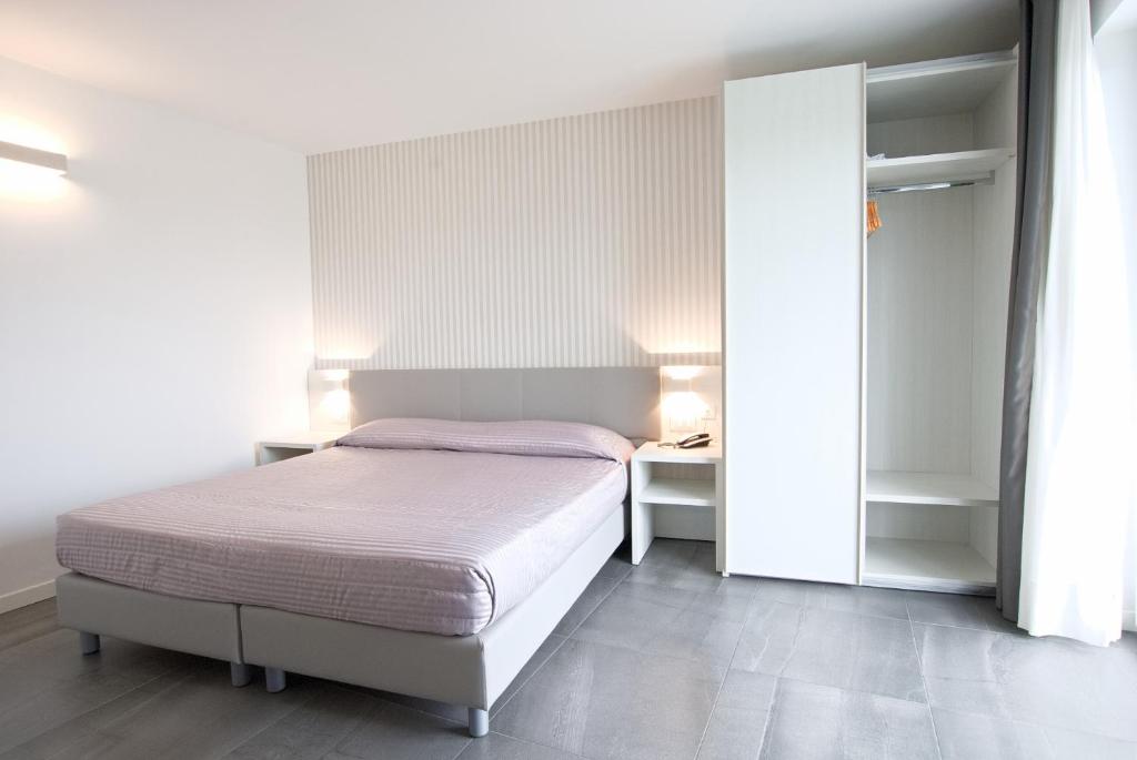 Postel nebo postele na pokoji v ubytování Hotel Paris