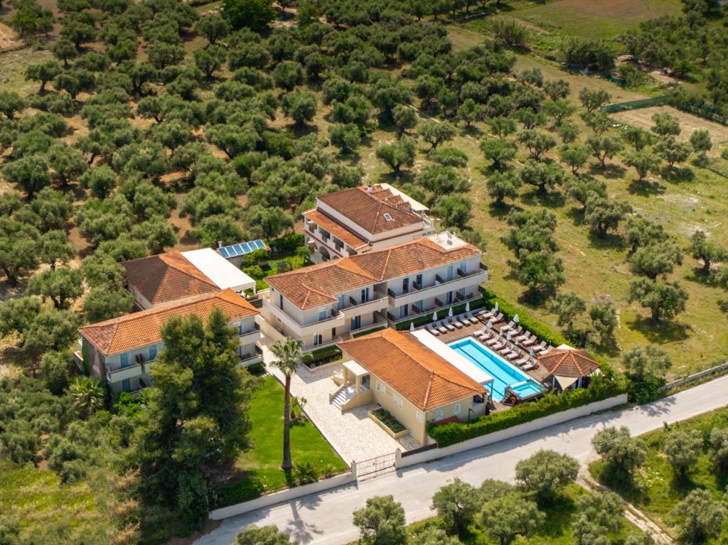 una vista aérea de una mansión con piscina en Agrilia Hotel Adults Only, en Laganas