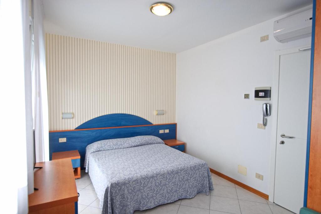 Postel nebo postele na pokoji v ubytování Hotel Paris