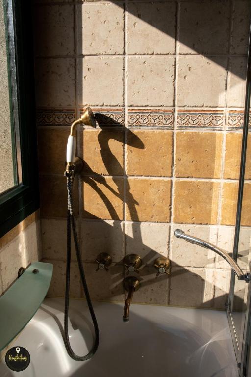 Ванная комната в Όμορφη Βίλα στον Εμπορειό