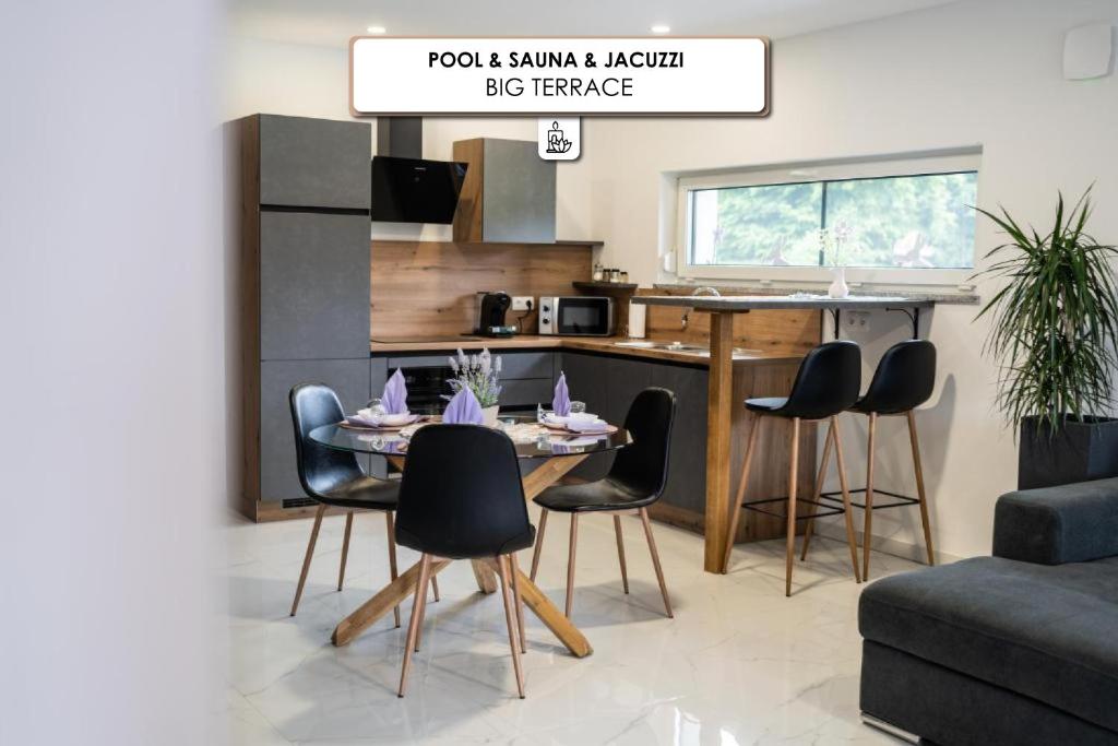 Kuchyň nebo kuchyňský kout v ubytování Apartmaji Živa