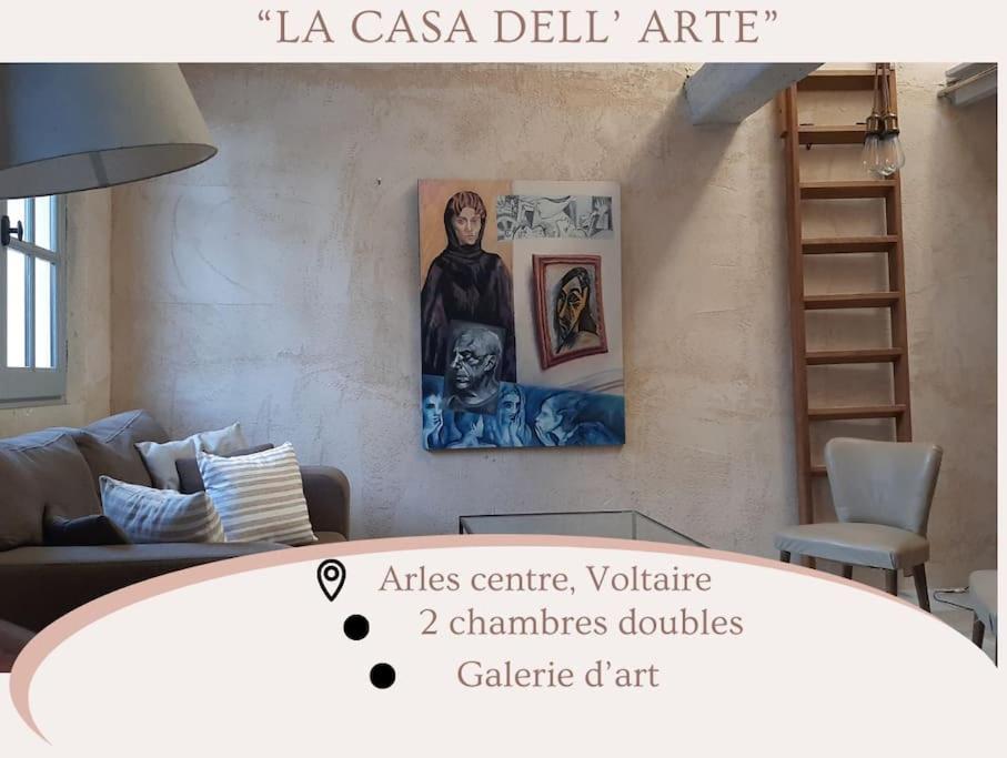 un salon avec un canapé et un tableau au mur dans l'établissement La casa dell arte Arles centre, à Arles