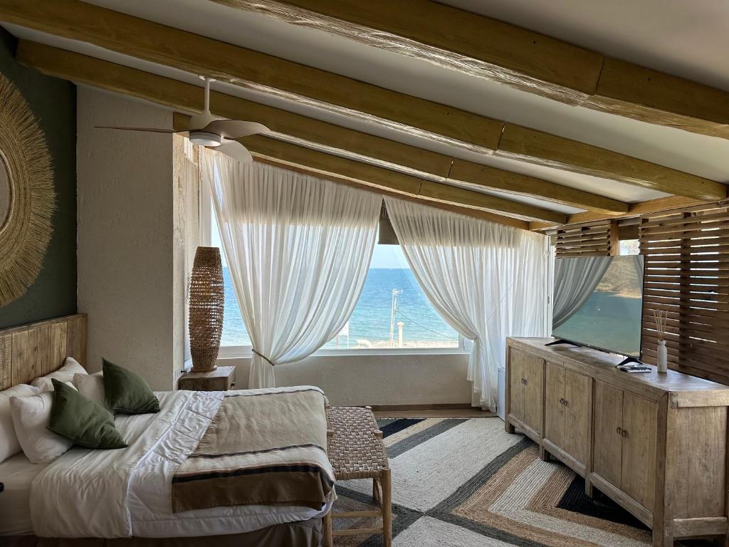 Televízia a/alebo spoločenská miestnosť v ubytovaní Botanico Boutique Hotel