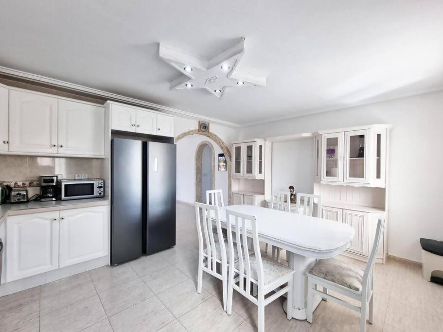 Kuchyň nebo kuchyňský kout v ubytování Tu chalet con piscina privada