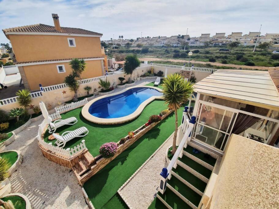 Bazén v ubytování Tu chalet con piscina privada nebo v jeho okolí