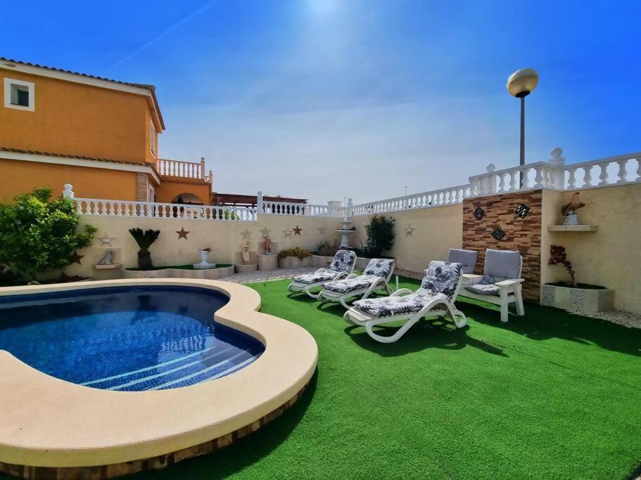 Bazén v ubytování Tu chalet con piscina privada nebo v jeho okolí