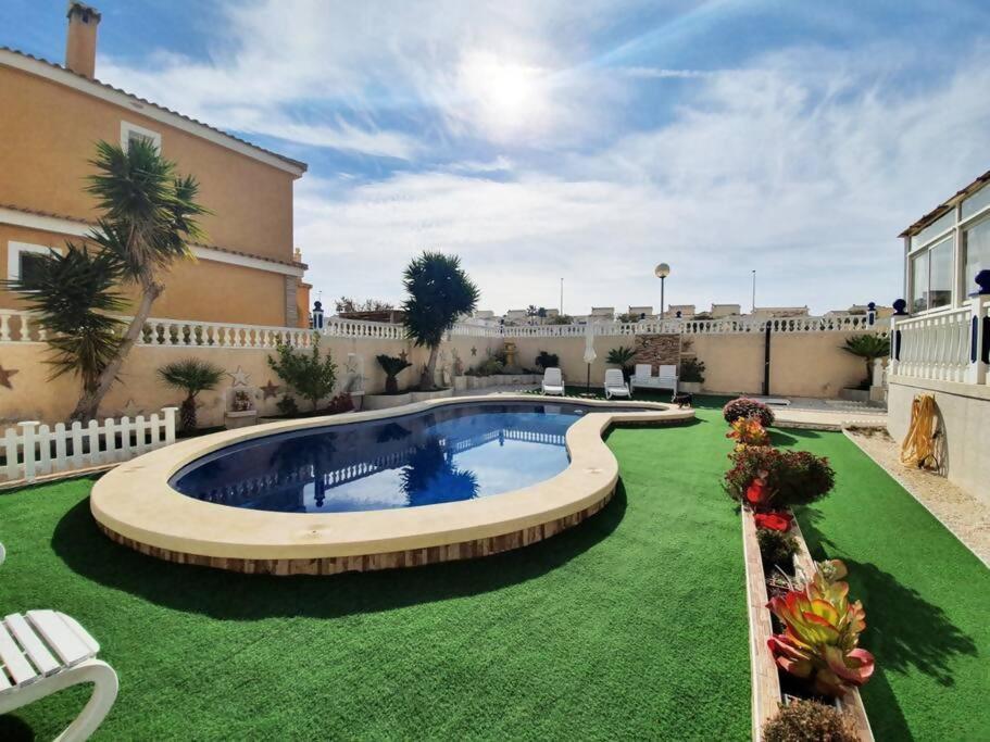 Bazén v ubytování Tu chalet con piscina privada nebo v jeho okolí