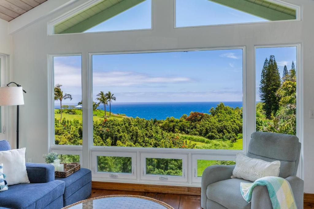 una sala de estar con una gran ventana con vistas al océano. en Wai Lani, en Princeville