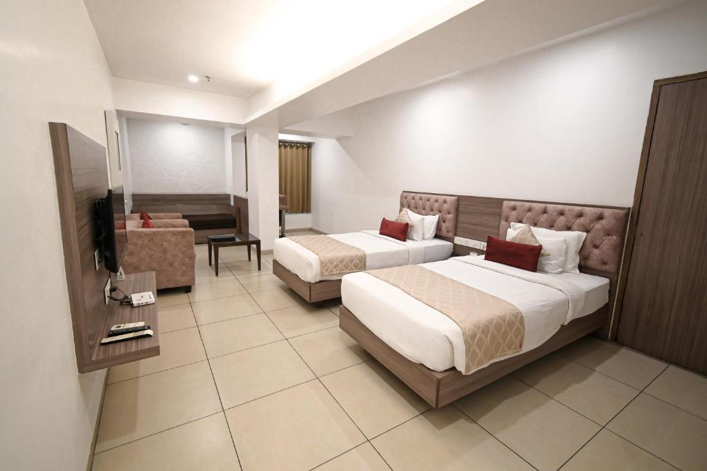Postel nebo postele na pokoji v ubytování Hotel Dwarkamai