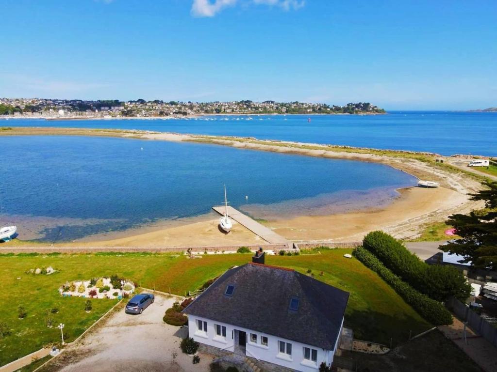 - une vue aérienne sur une maison et une plage dans l'établissement le lenn La Maison Du Lenn Exceptional location, à Louannec