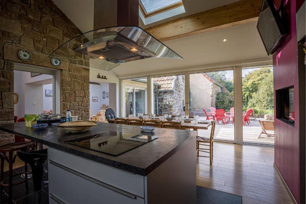 une cuisine avec un comptoir et une salle à manger dans l'établissement Ker Karamel, tennis, au calme, à Perros-Guirec