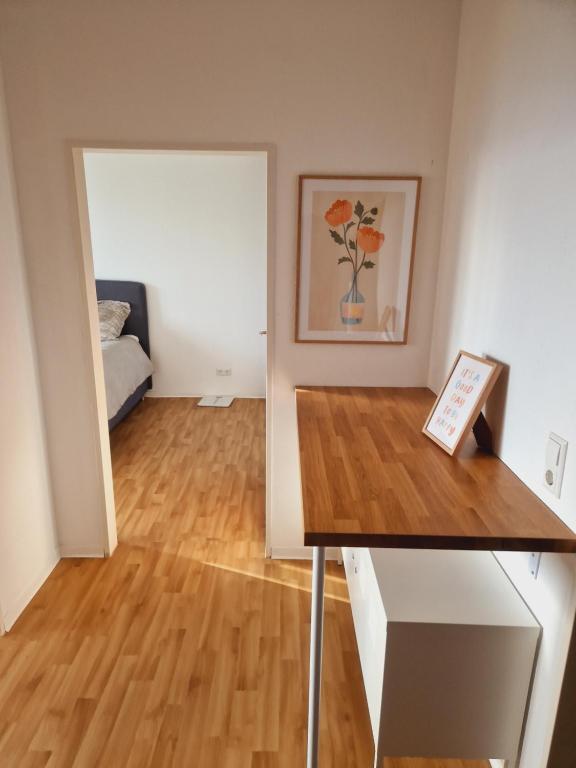 Postel nebo postele na pokoji v ubytování Fully equipped two-room apartment with balcony