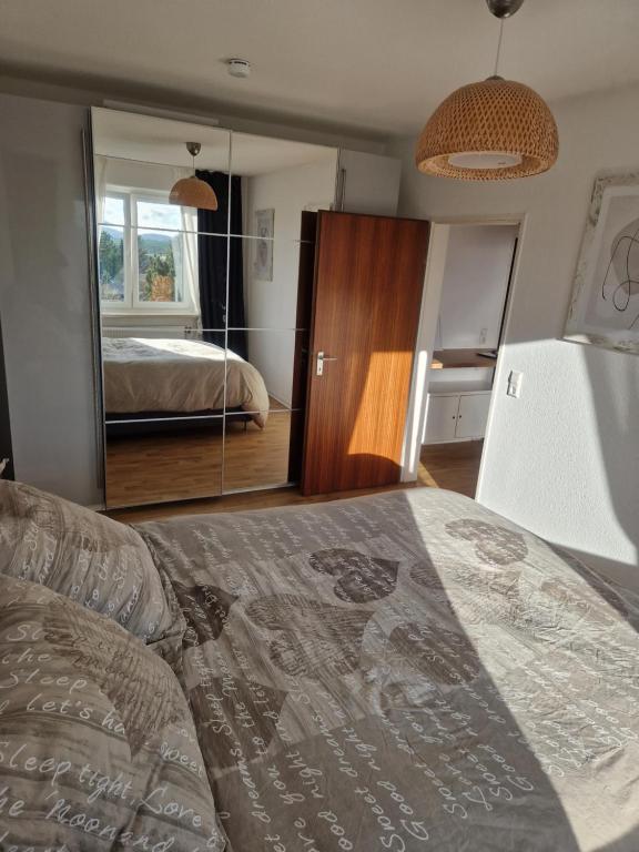 Postel nebo postele na pokoji v ubytování Fully equipped two-room apartment with balcony