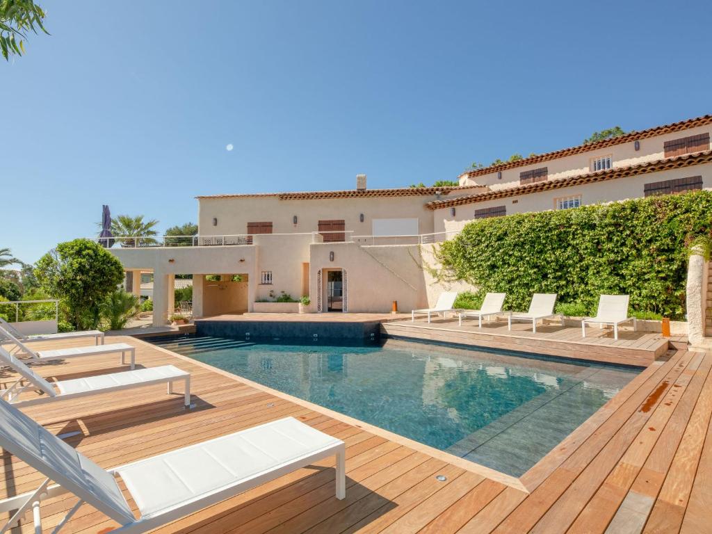 une villa avec piscine et une maison dans l'établissement Holiday Home Les Rêves Bleus by Interhome, à Saint-Aygulf