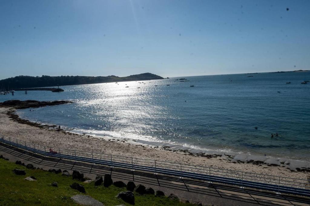 une plage avec des gens qui nagent dans l'eau dans l'établissement la maison de pors termen, à Trébeurden