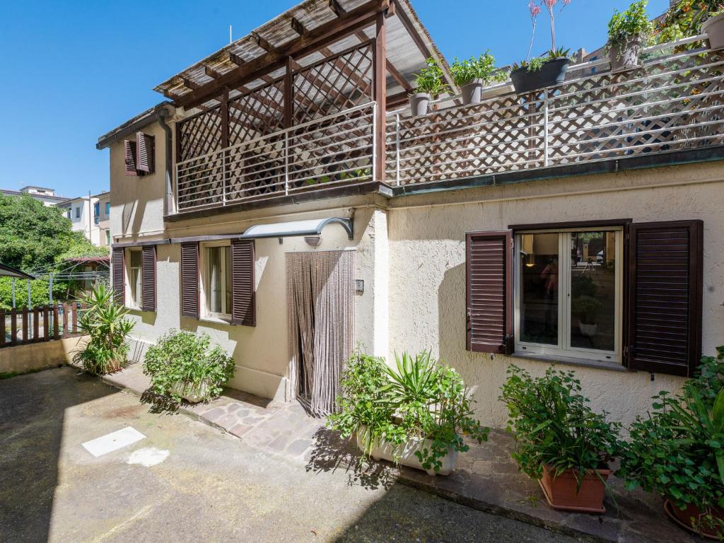 un bâtiment avec un balcon avec des plantes dessus dans l'établissement Holiday Home Elena by Interhome, à Castiglione della Pescaia