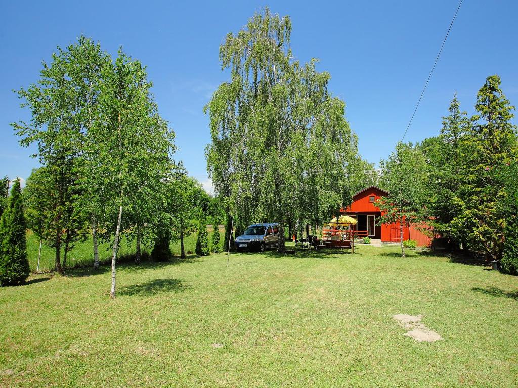 un patio con un coche aparcado frente a una casa en Chalet Rosso by Interhome, en Balatonmáriafürdő