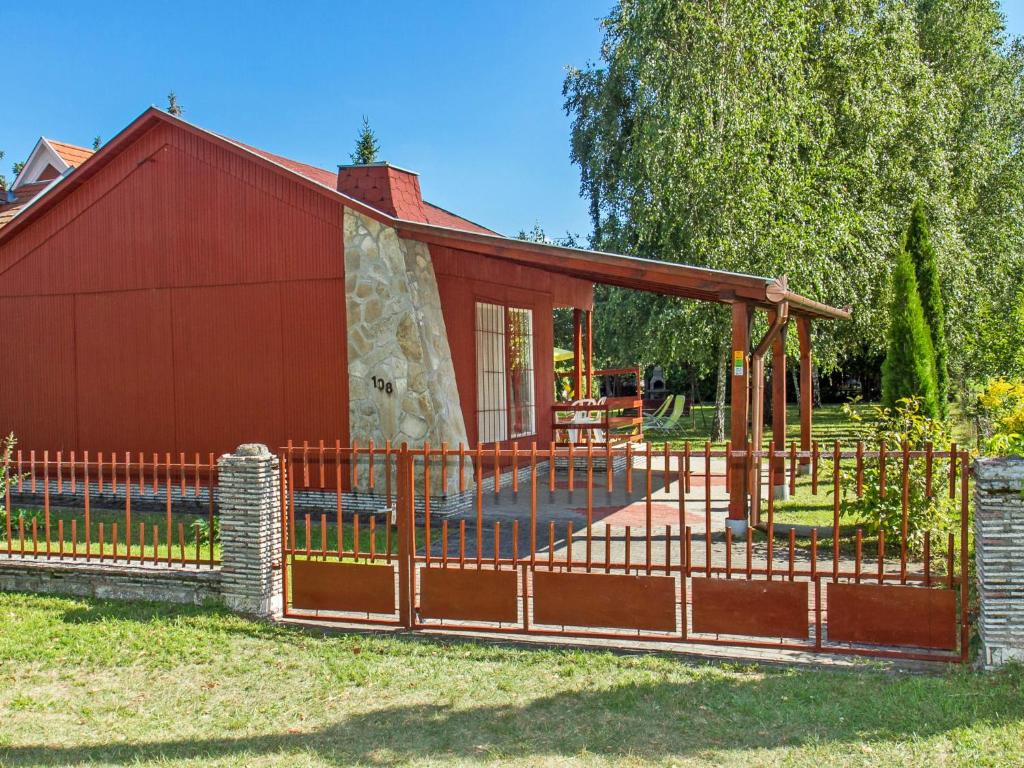 Vonkajšia záhrada v ubytovaní Chalet Rosso by Interhome