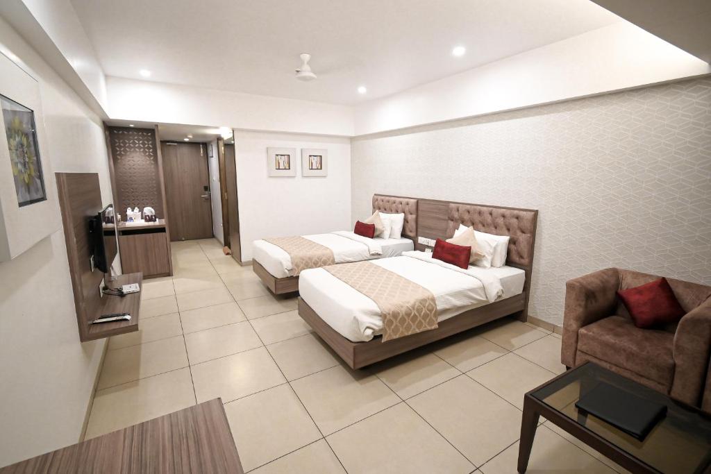 Postel nebo postele na pokoji v ubytování Hotel Dwarkamai