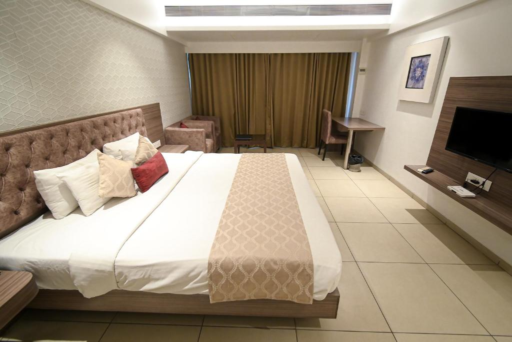 Postel nebo postele na pokoji v ubytování Hotel Dwarkamai