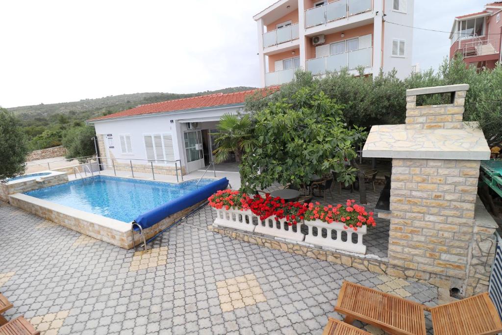Bazén v ubytování Apartmani Bilokapić Primošten nebo v jeho okolí