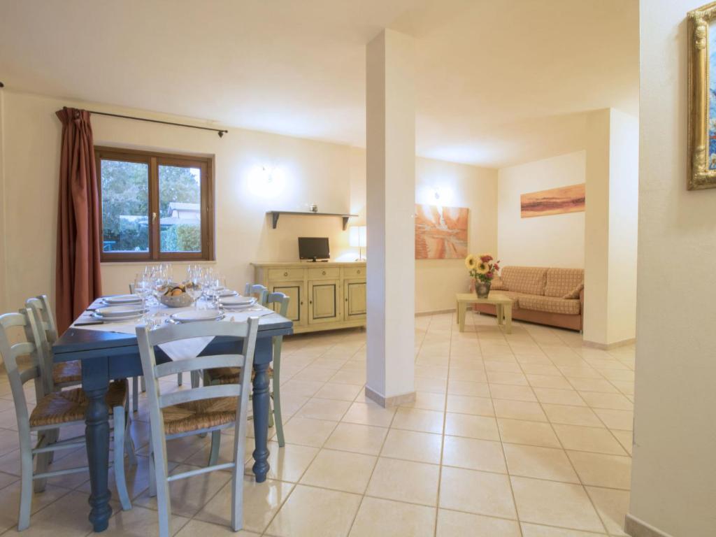 jadalnia z niebieskim stołem i krzesłami w obiekcie Holiday Home Thermae Villa 34 by Interhome w mieście Sorano