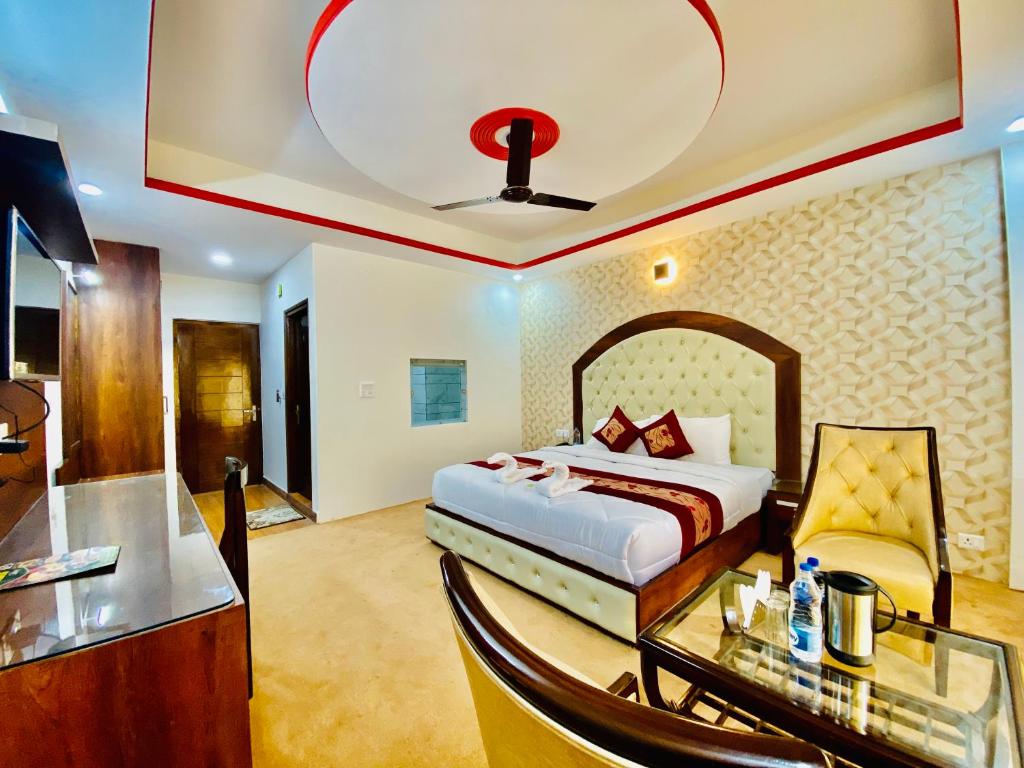 um quarto de hotel com uma cama e uma mesa de vidro em Hotel Radian regency - Family Vacations - Tasty Food - Parking Space and Top Rated Property in KUFRI em Shimla