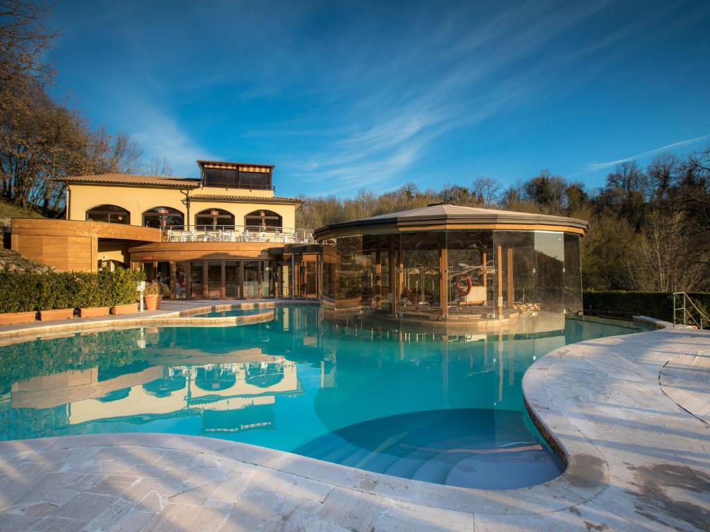 Basen w obiekcie Holiday Home Thermae Villa 34 by Interhome lub w pobliżu