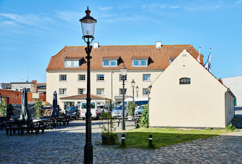 uma luz de rua em frente a um grande edifício em Danhostel Frederikshavn City em Frederikshavn