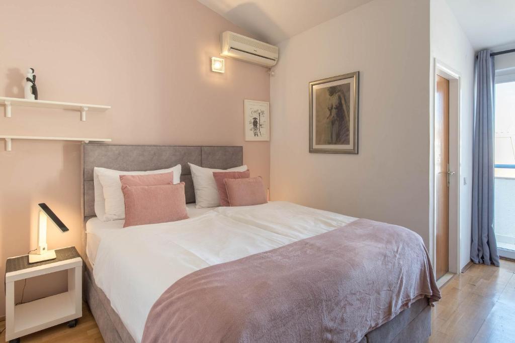 Posteľ alebo postele v izbe v ubytovaní Beachfront Apartments Zanic