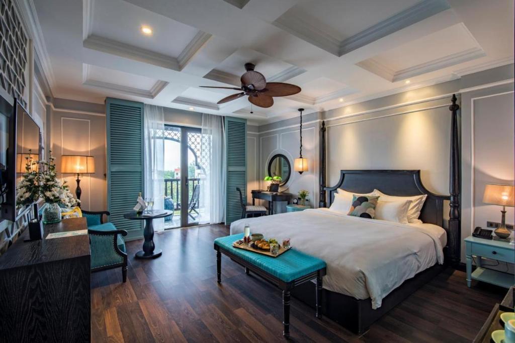Schlafzimmer mit einem Bett und einem Deckenventilator in der Unterkunft Hanoi Golden Moon Hotel in Hanoi